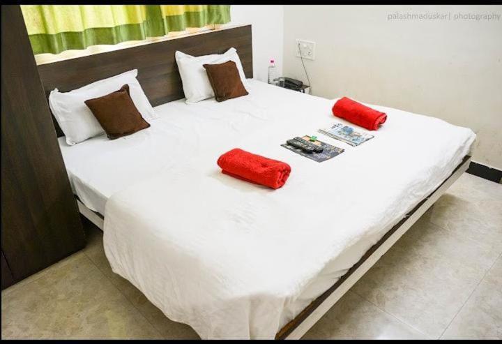 אויאיין Hotel Bholenath מראה חיצוני תמונה